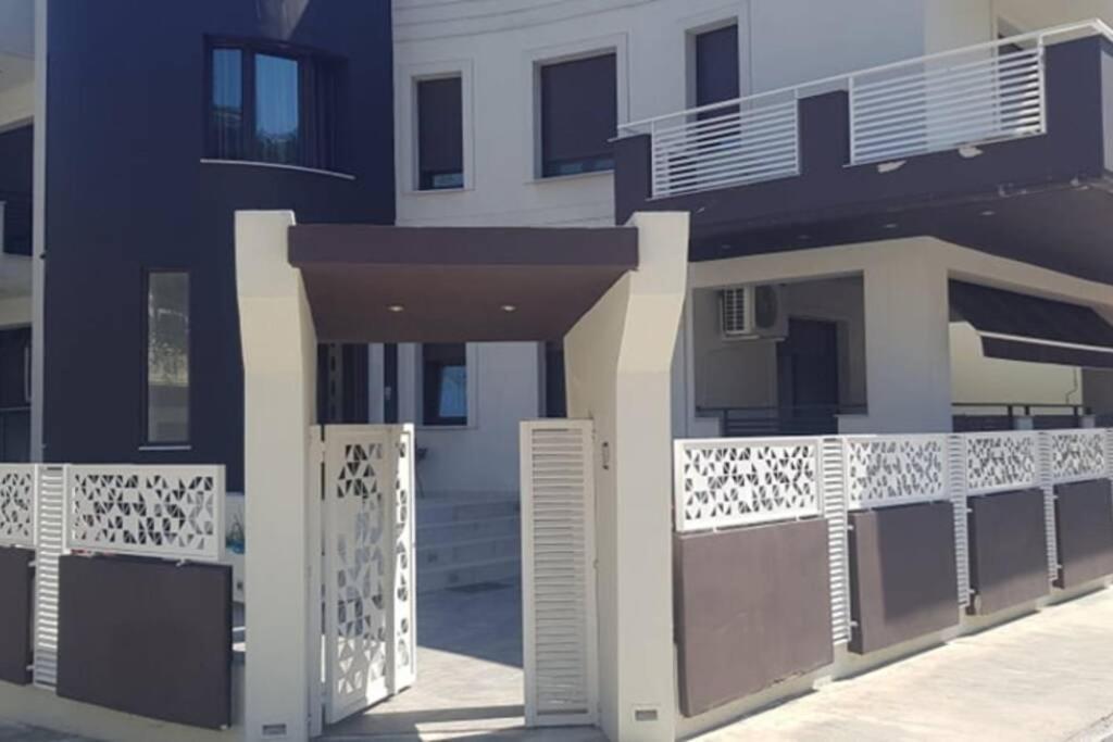 Aretoysa Center Luxury Suites 2 Néa Péramos Exteriör bild
