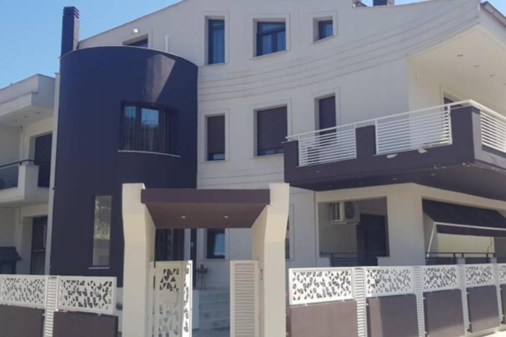Aretoysa Center Luxury Suites 2 Néa Péramos Exteriör bild