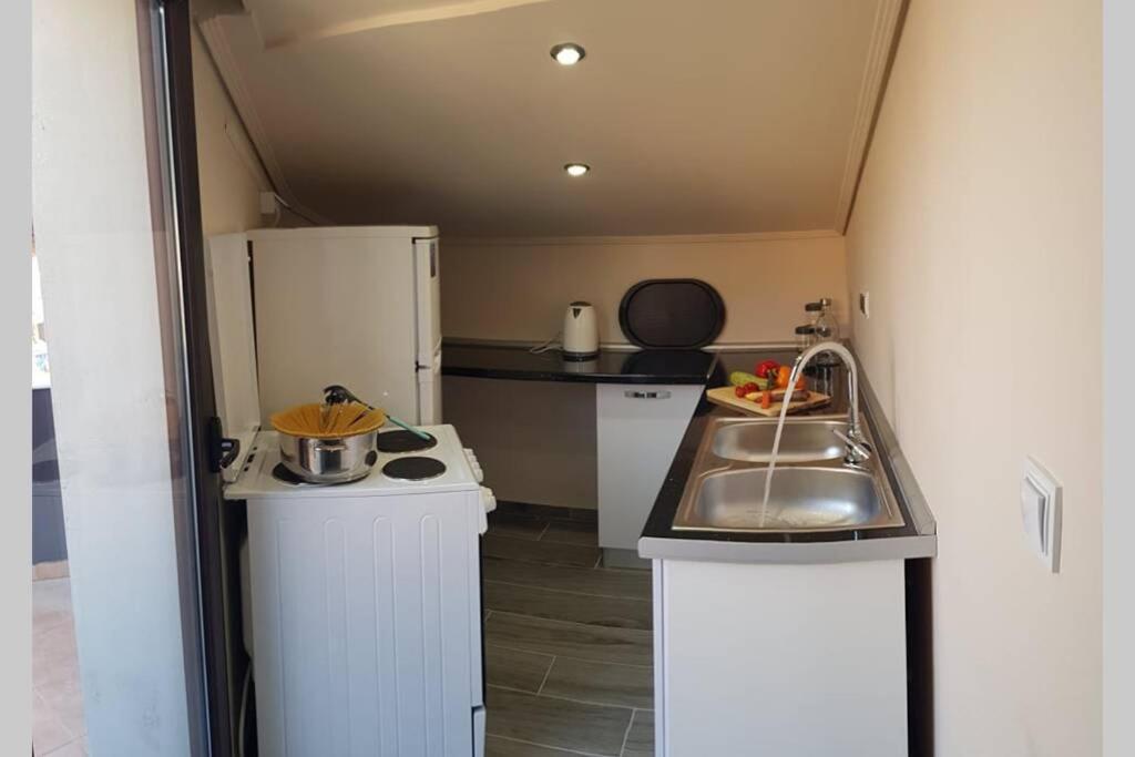 Aretoysa Center Luxury Suites 2 Néa Péramos Exteriör bild