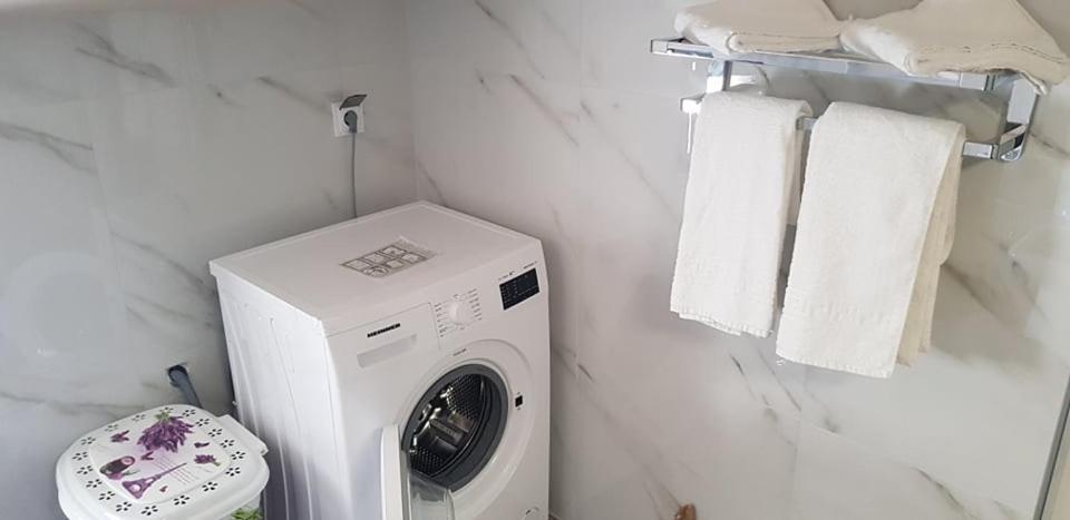 Aretoysa Center Luxury Suites 2 Néa Péramos Exteriör bild